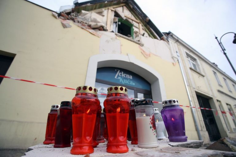 Dan žalosti: Položeni vijenci i upaljene svijeće za žrtve potresa