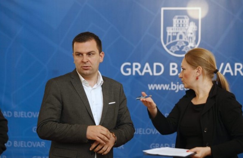 GRADONAČELNIK BJELOVARA RAZBJESNIO GRAĐANE: Ovako osuđivati narod, to mu je odmah za jednu ‘šamarčinu’!