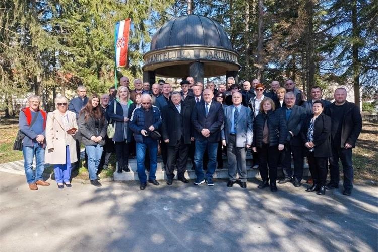 Svečana primopredaja likovnih radova iz „Peski-art 2024. Đurđevac“ Veteranskom centru u Daruvaru