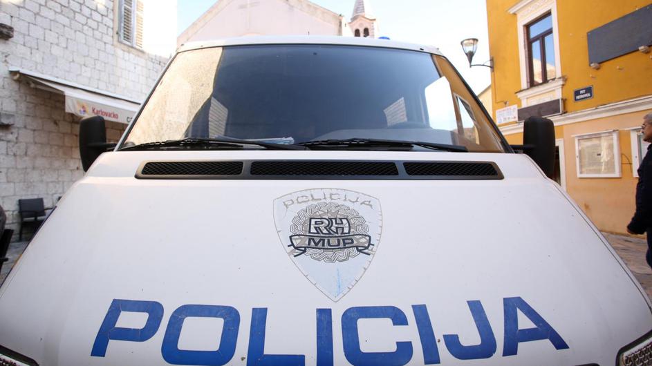 Ležao na kolniku u Gračacu, na njega naletio vozač: Poginuo je