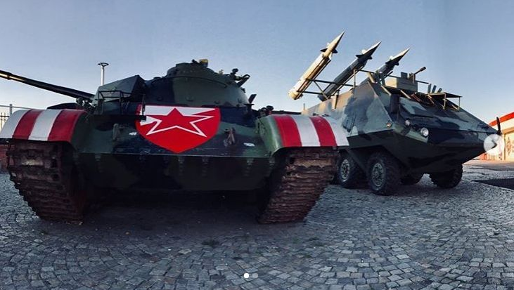 Delije misle da je rat! Uz mural ratnom zločincu, postavili raketni bacač i tenk kako bi proslavili pobjedu