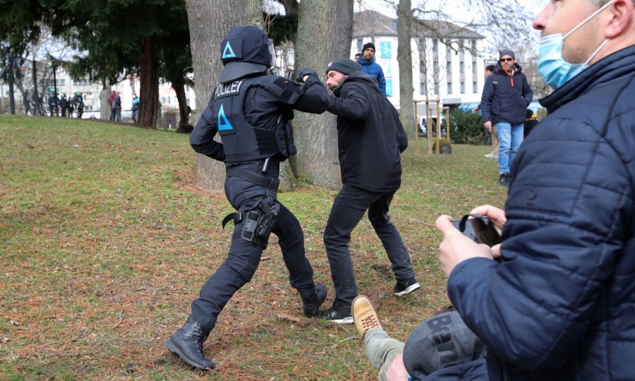 Njemačka policija papar sprejem i pendrecima protiv prosvjednika u centru Kassela