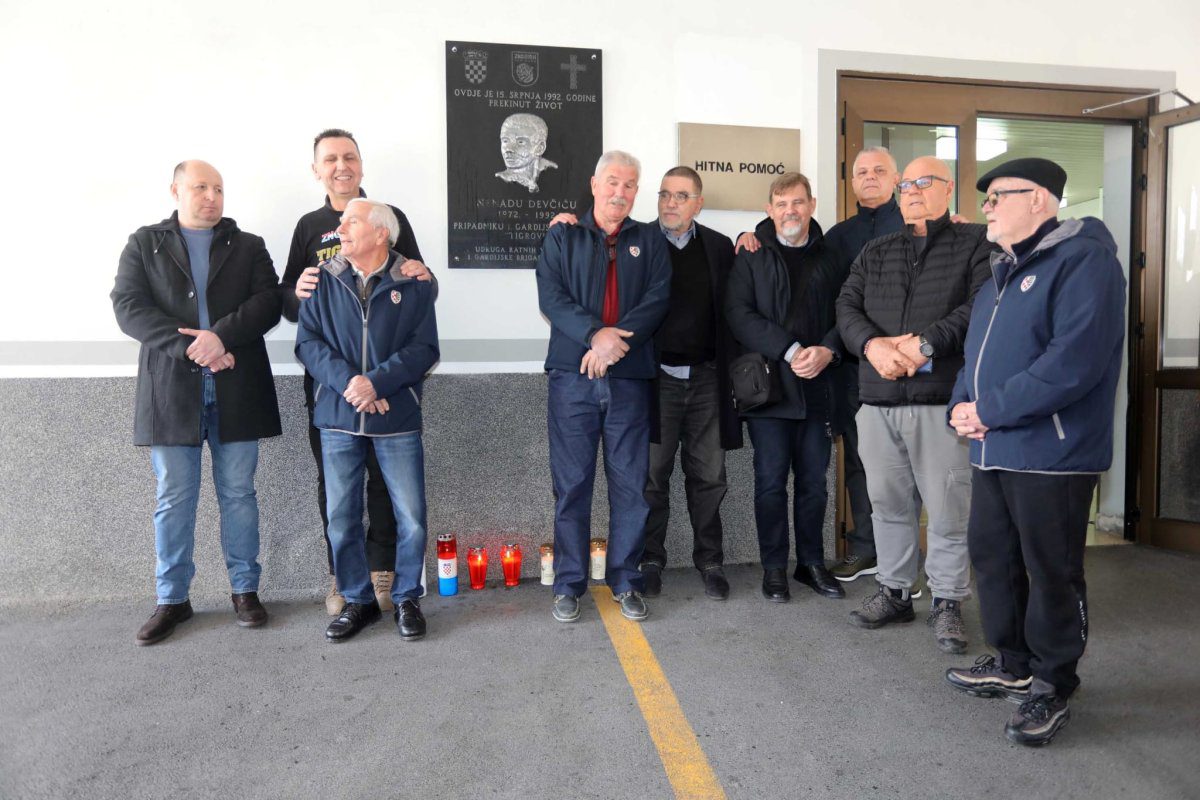 Heroja Domovinskog rata i legendu Tigrova do smrti pretukli mladići iz Makarske, sada je konačno dobio spomen ploču