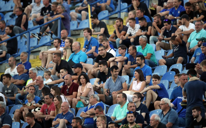 Apsurd u vrijeme širenja nove pandemije koronavirusa – policija građanima oduzimala zaštitne maske na ulazu u Maksimir!