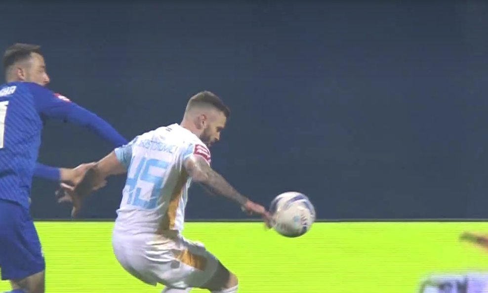 Bjelica trči prema sucu, šokirani Ademi pada na koljena; je li Dinamo oštećen za penal?