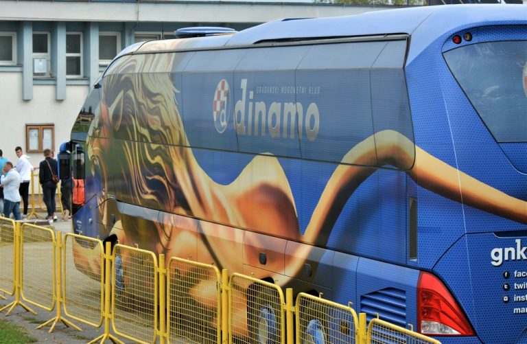 Jučerašnje kamenovanje snimano iz Dinamovog autobusa