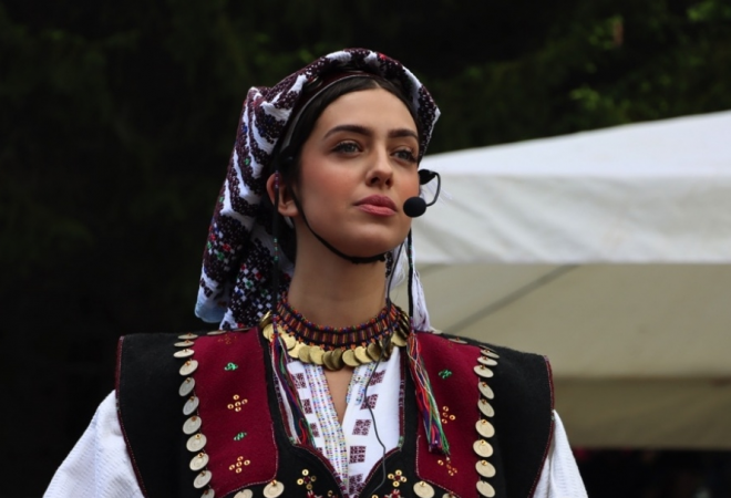 Ubijena ljepotica iz Rame: Pogledajte tisuće ljudi koji su došli na grob Dive Grabovčeve