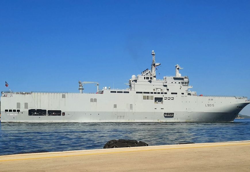 FRANCUSKI VOJNI GIGANT U DUBROVNIKU Francuski desantni brod "Dixmude" uplovio u Dubrovnik