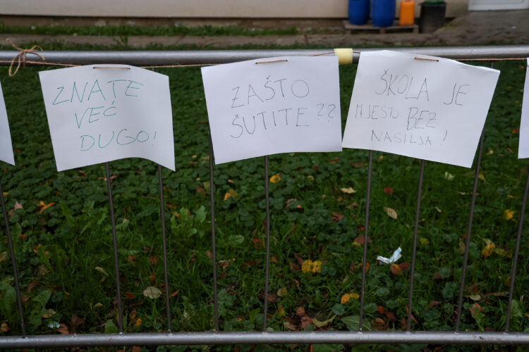 Održan sastanak roditelja, djeca ni danas neće na nastavu. Ravnatelj se vraća u školu?