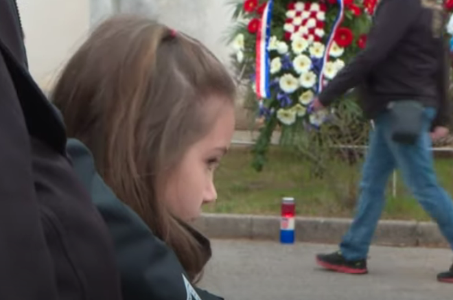 ‘JAKO   VOLIM SVOG DEDU,, ZNAM DA JE UVIJEK SA MNOM’: Djevojčica odala počast djedu poginulom u Domovinskom ratu