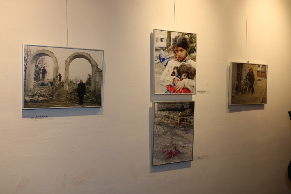 PAKRAC KROZ RATNI OBJEKTIV „Djevojčica s lutkom iz prašine“ osvojila prvo mjesto na izložbi
