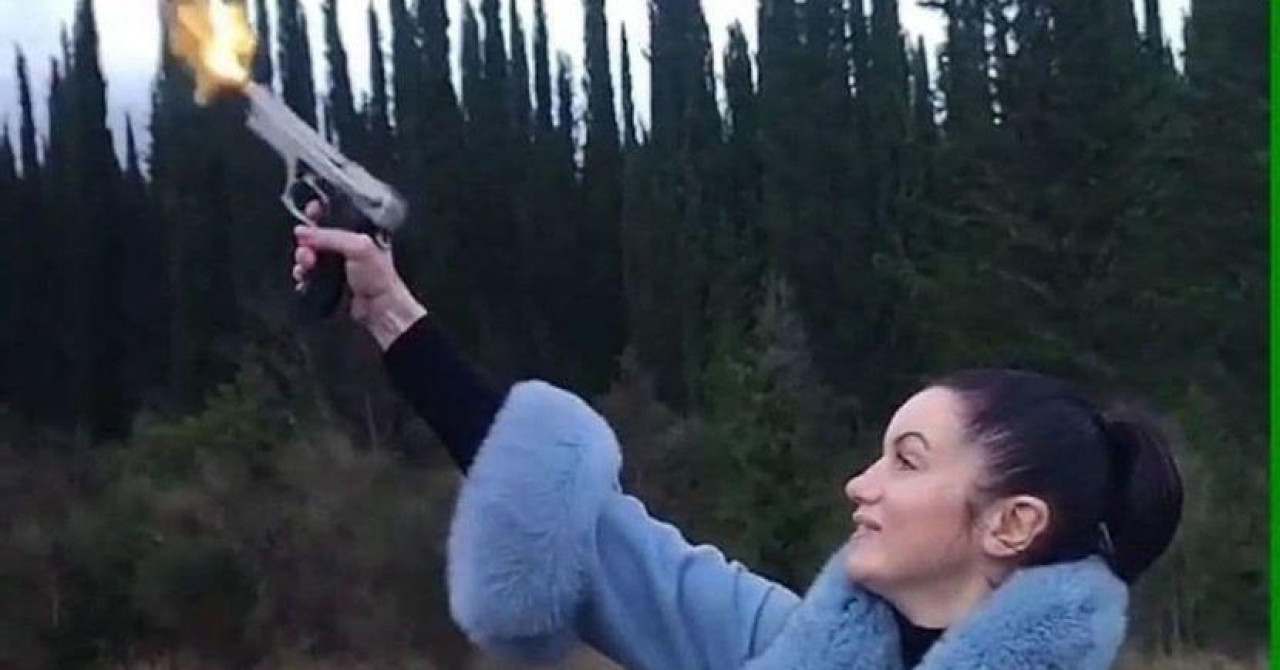‘Braćo i sestre Srbi, Rusi, pravoslavni care Putine...‘: Otkriveno tko je djevojka koja u plavoj bundi puca iz pištolja