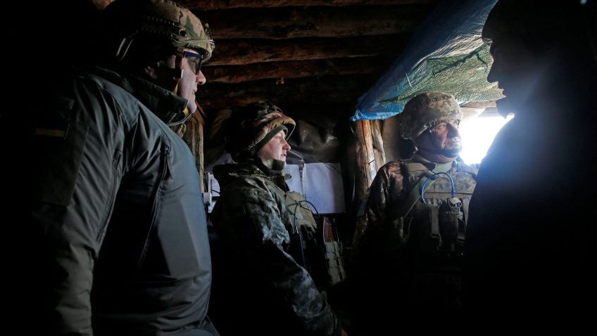 Kijevske vlasti podijelile 18 tisuća pušaka dobrovoljcima; ukrajinska vojna vozila ulaze u grad