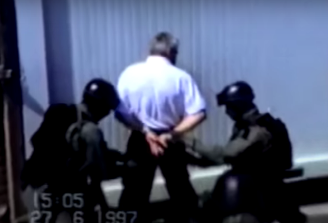 Kontroverzni Srbin tukao je žrtve na Ovčari: S pištoljem je ušetao u avion, ali nije dobro završio