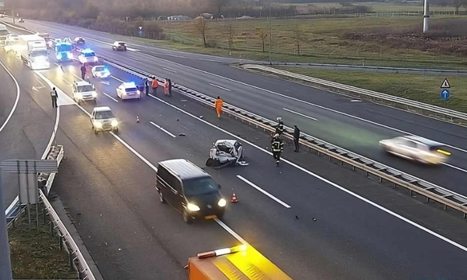 Nesreća na autocesti A1. Auto smrskan, na terenu policija, vatrogasci, HAK...