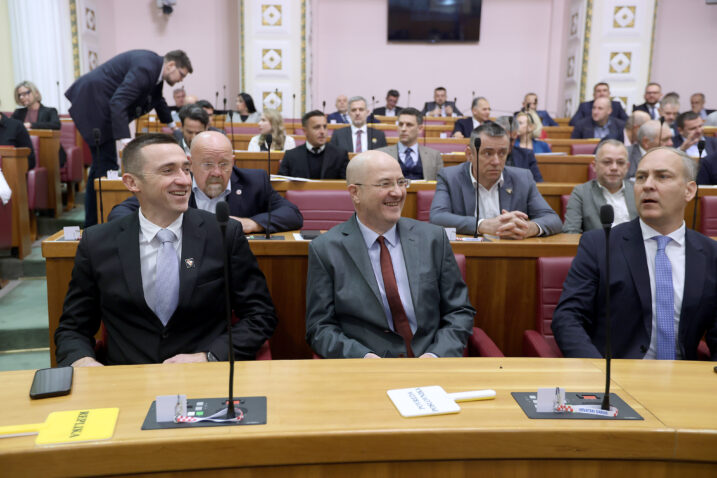 Razjedinjena desnica nije kao nekad sklona HDZ-u. Zvuči paradoksalno, ali u Banske dvore bi je mogla uvesti – ljevica