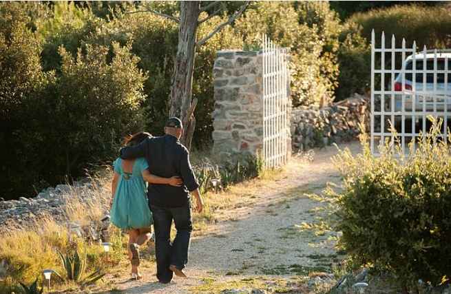 BRANITELJU S HVARA STAVILI SRPSKE GRBOVE NA OGRADU! Otkrio: ‘Šteta na kući je 40 tisuća eura’!