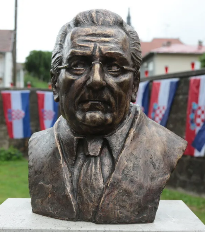 U Križevcima išarano spomen obilježje dr. Franji Tuđmanu