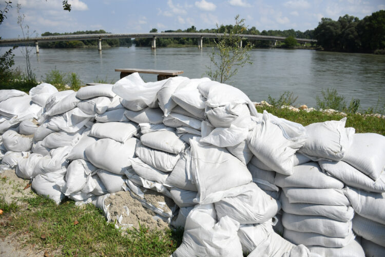 Poplave stižu prema Hrvatskoj: “Spremno je milijun i pol vreća, a imamo i 300 ljudi na terenu”