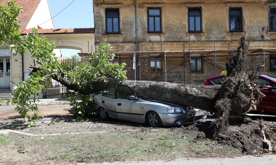 Strašno nevrijeme prohujalo središnjom Hrvatskom, stradale kuće, auti, srušena stabla, nestalo struje: 'Toliko je puhalo da sam mislila da je tornado'