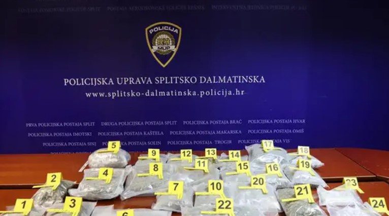 Policija zaustavila muškarca u Splitu, u autu je imao preko 13 kg 'trave' i 2090 ecstasyja