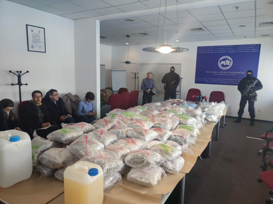 Velika akcija policije: Pronašli 400 kila droge, oružje, akumulatorsku kiselinu