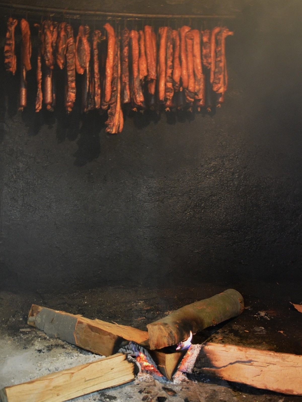 Topla zima izaziva brige svima koji suše meso; kako zaštititi kobasice, kulene…?