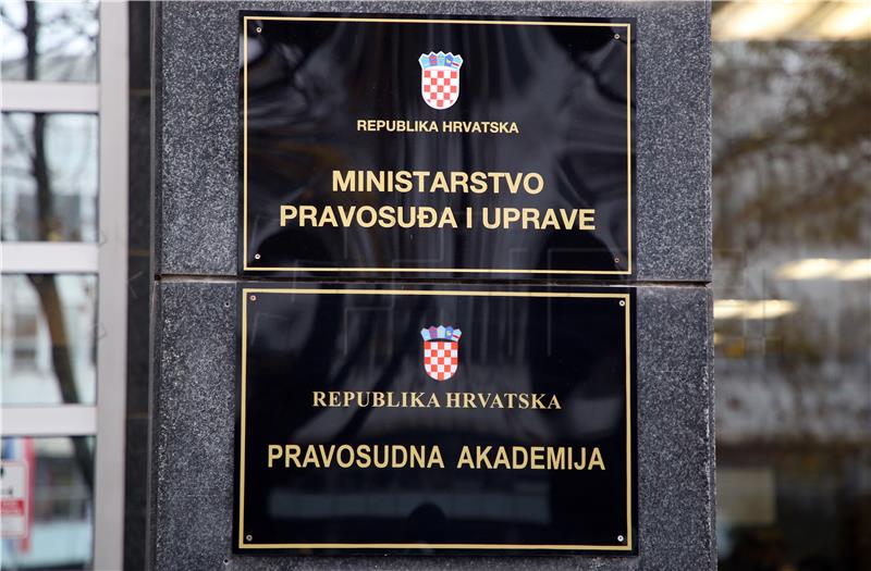 Nitko ne želi u državnu službu