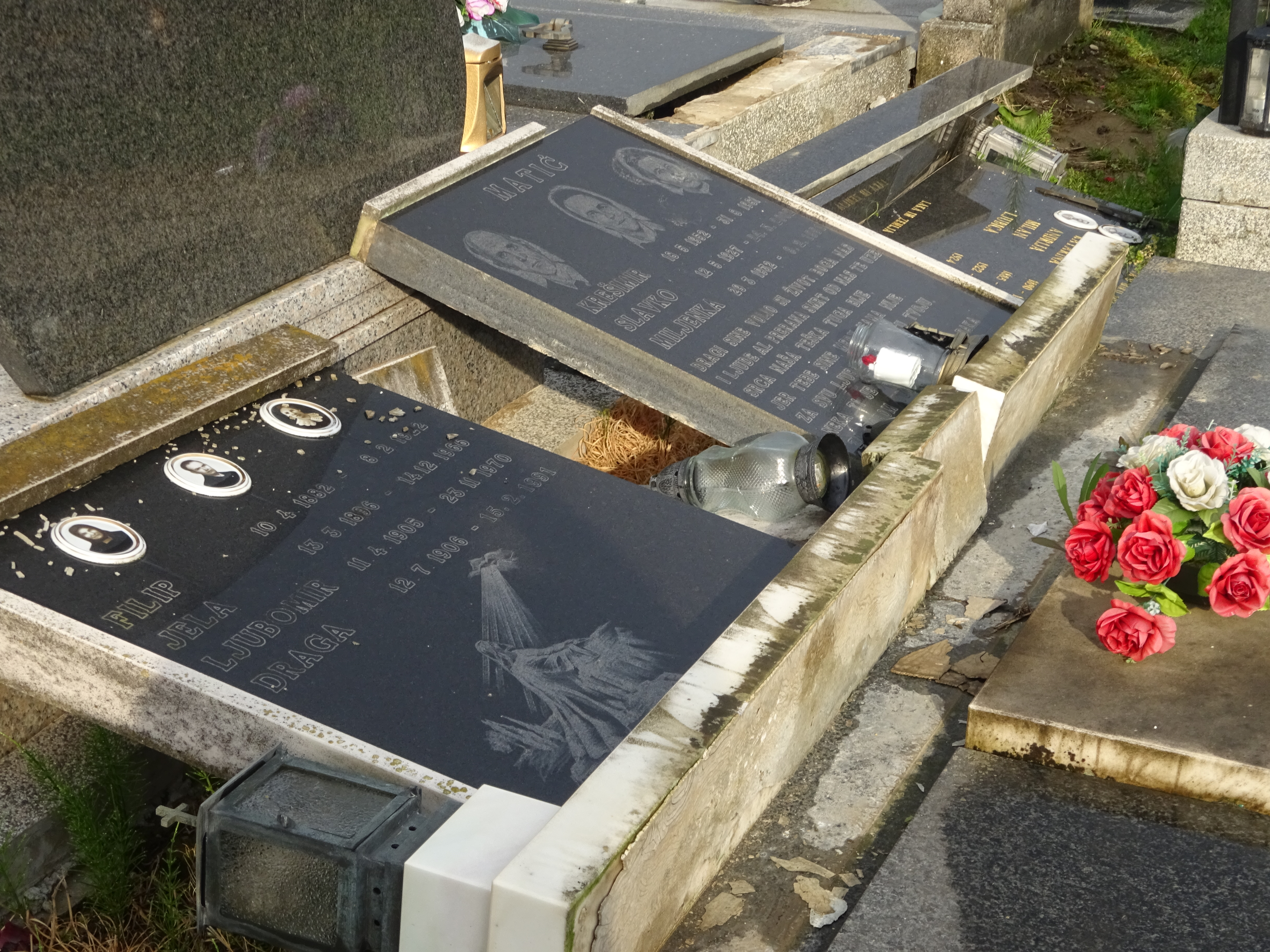 Kajtazijevi „tinejdžeri“ srušili spomenike!