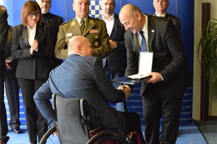 Ministar Medved uručio odlikovanja hrvatskim braniteljima