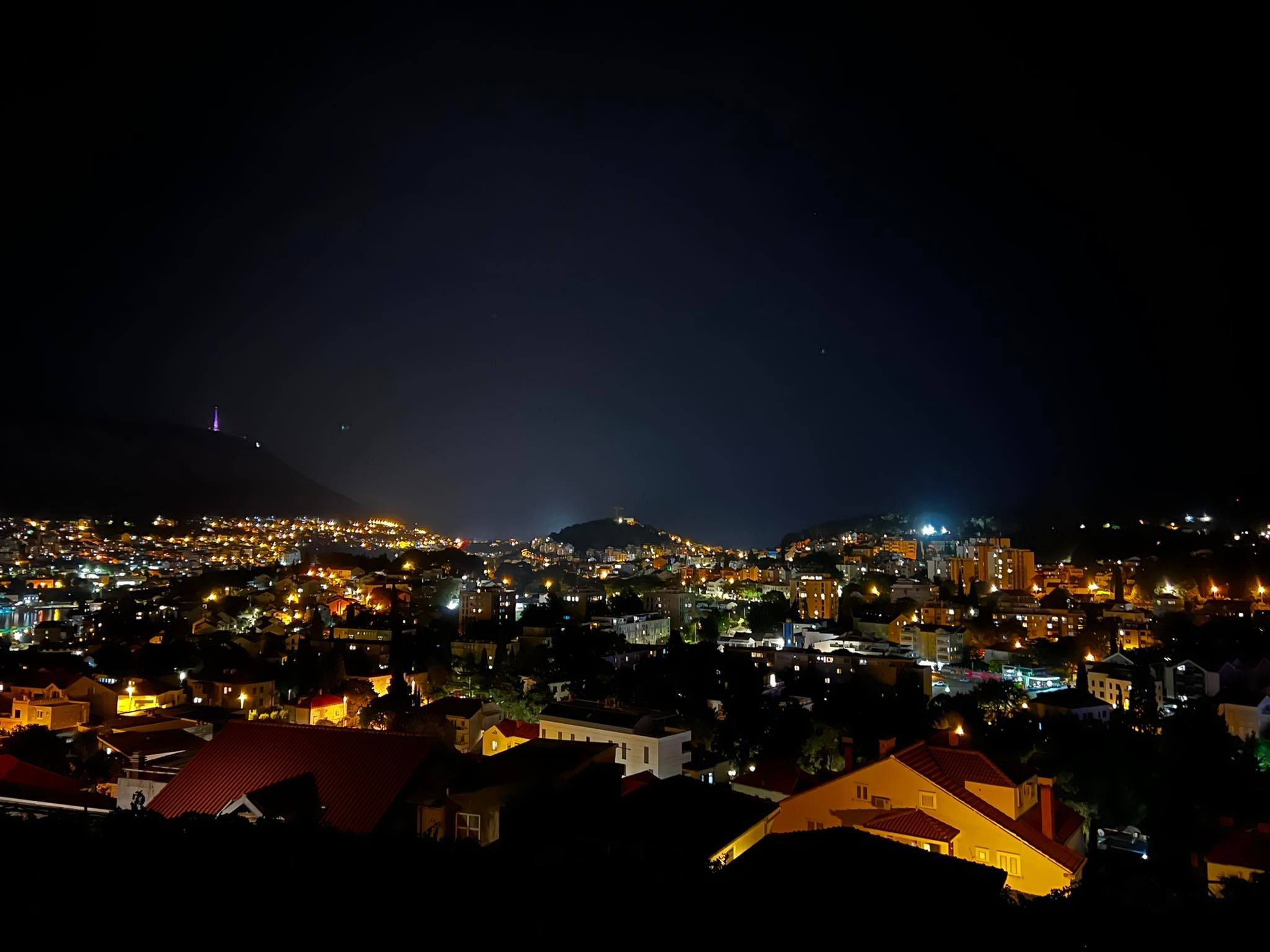 Više vojnih aviona u niskom letu preletjelo iznad Dubrovnika