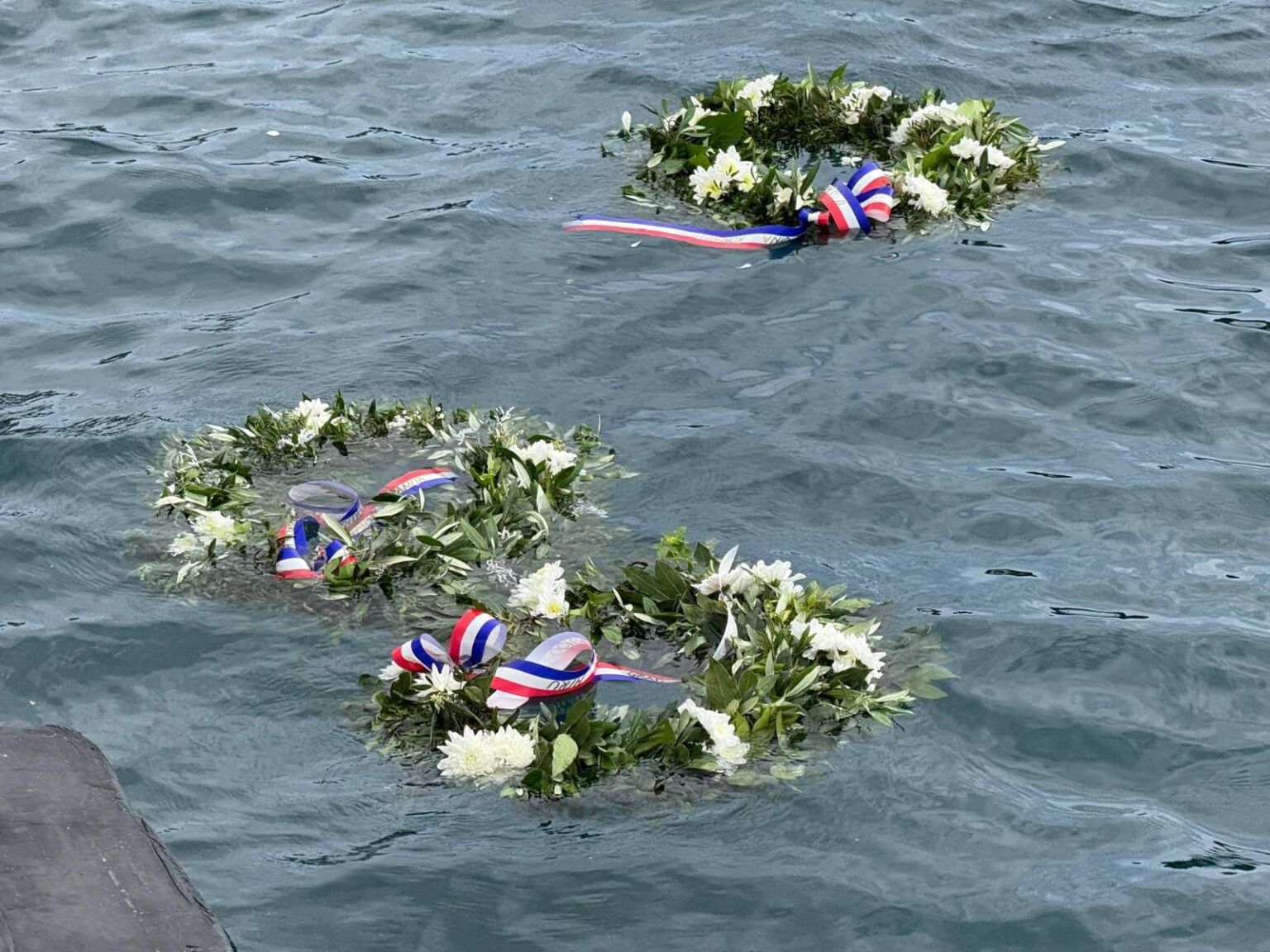 TRAGEDIJA KOJA NE BLIJEDI: 33 godine od potonuća „Aurore“ – vijenci u more za deset izgubljenih života