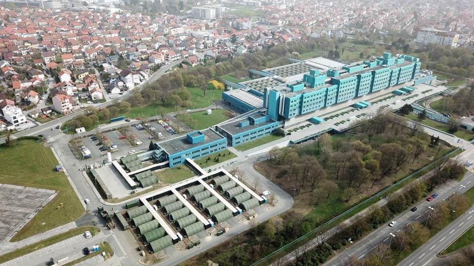 Uklanjaju se vojni šatori ispred KB-a Dubrava