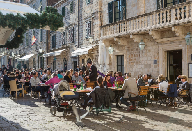 GRADONAČELNIK PRIJETI GUBLJENJEM TERASA VEĆ IONAKO POSRNULIM UGOSTITELJIMA: Poručio im da se može birati između korone i sezone!