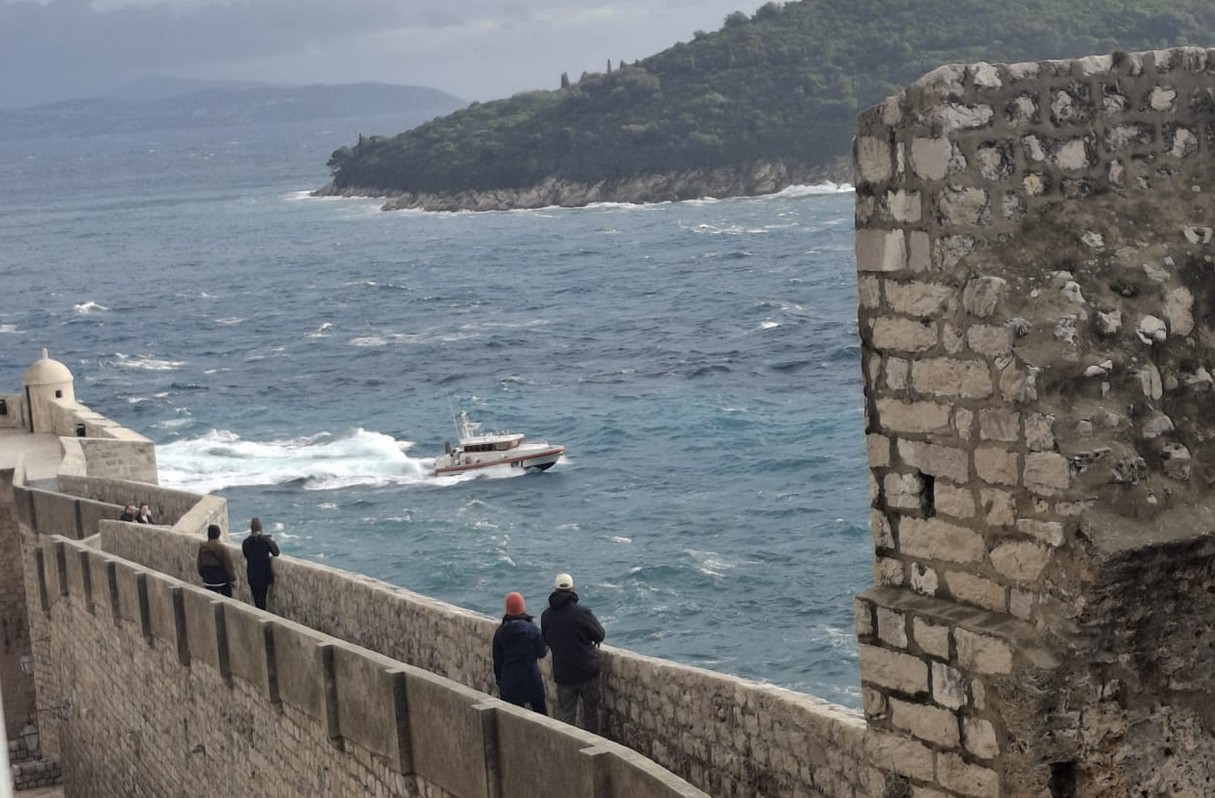 Tijelo muškarca izvučeno iz mora kod dubrovačkih zidina nakon teške akcije spašavanja