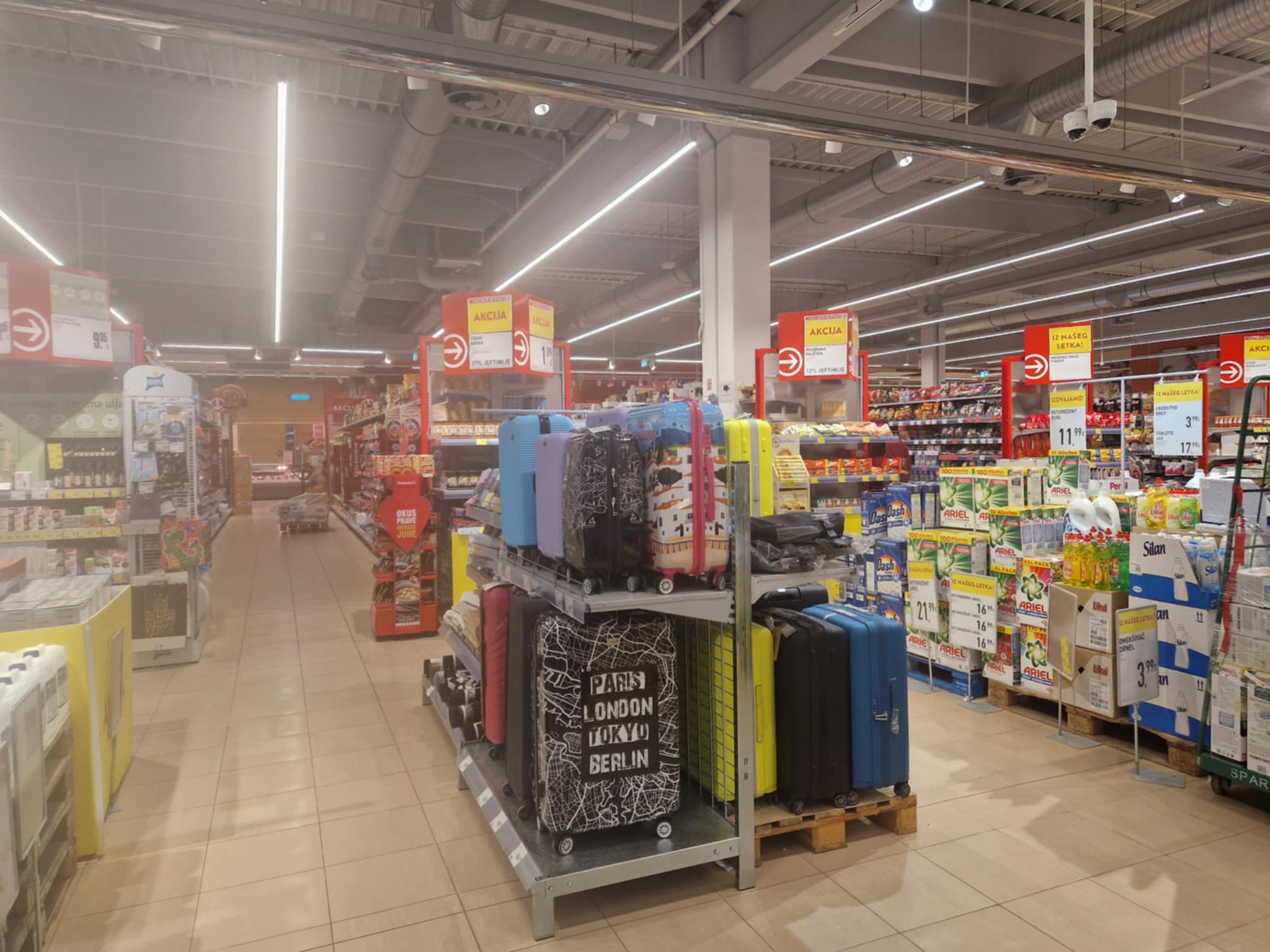 BORBA S INFLACIJOM   Danas opći bojkot svih trgovina i usluga. Vlada donosi odluku o 70 proizvoda s ograničenim cijenama