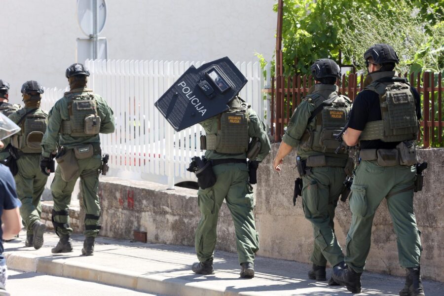 Duge cijevi i dalje na ulicama Trogira, specijalci traže napadača