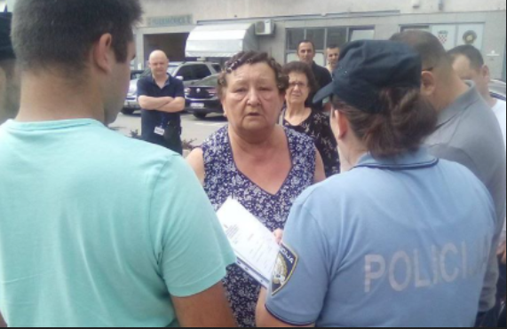 GOSPOĐA S UVIJAČIMA ČUPALA KABLOVE NA SKUPU ‘DESNE LIGE’: ‘Htjela je skinuti HOS zastavu i vikala je ‘ustaše’, a onda je došla i policija’