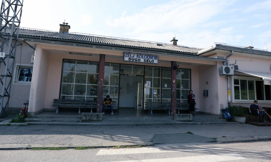 Divlji zapad u Dugom Selu: Upao je u kafić, razbio dvije boce, a zatim puškom pucao u bar