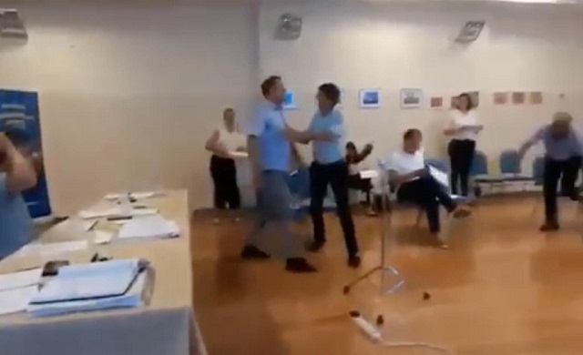 (VIDEO) NA RUBU TUČE: Obračunali se HDZ-ov načelnik i HSP-ov vijećnik u Dugopolju, uz spominjanje majke