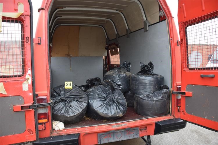 Zadarska policija razbila skupinu krijumčara 10 tona duhana i 5300 šteka cigareta