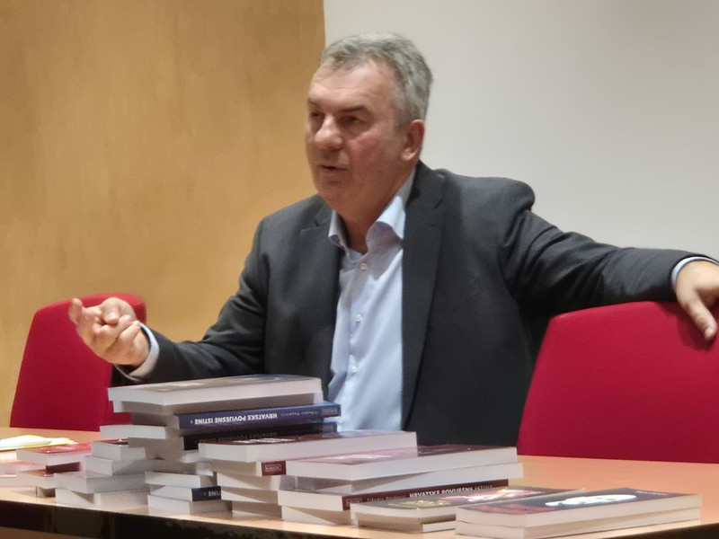 Promocija knjiga „Hrvatske povijesne istine” u Osijeku: Dujmović upozorio na ključne praznine u službenoj historiografiji