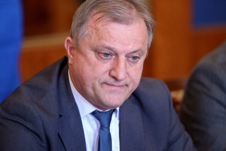 Novi incident u Zadru: Gradonačelniku auto zaliven bojom