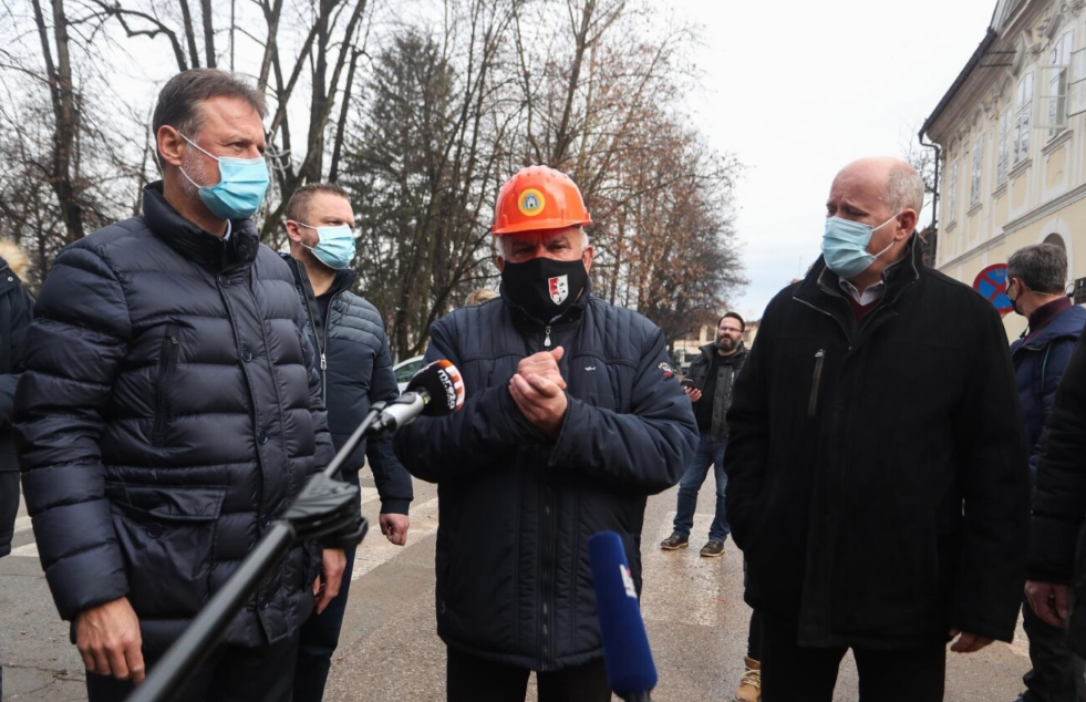 DUMBOVIĆ OŠTRO O CRVENOM KRIŽU: ’Na računu imaju novce, a tvrde da mogu pružiti topao obrok za 500 ljudi, nama treba njih 15 tisuća’