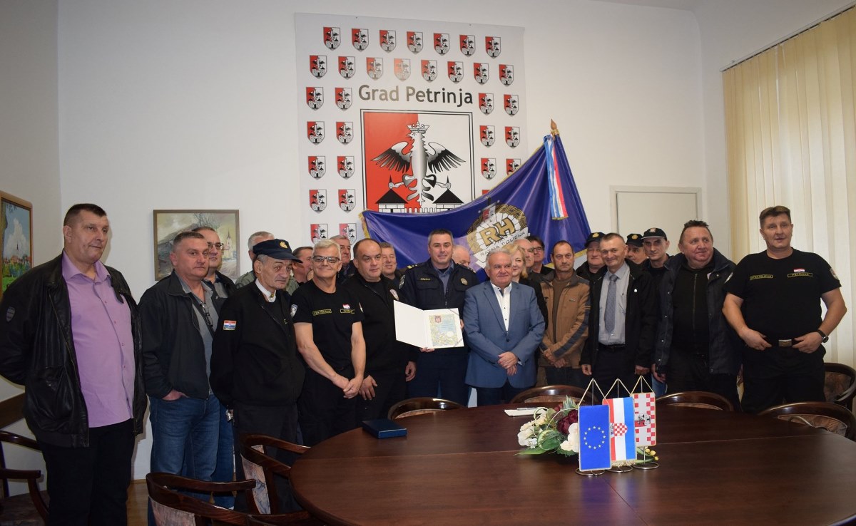 Gradonačelnik Dumbović upriličio prijem za odlikovane pripadnike ratne Policijske postaje Petrinja
