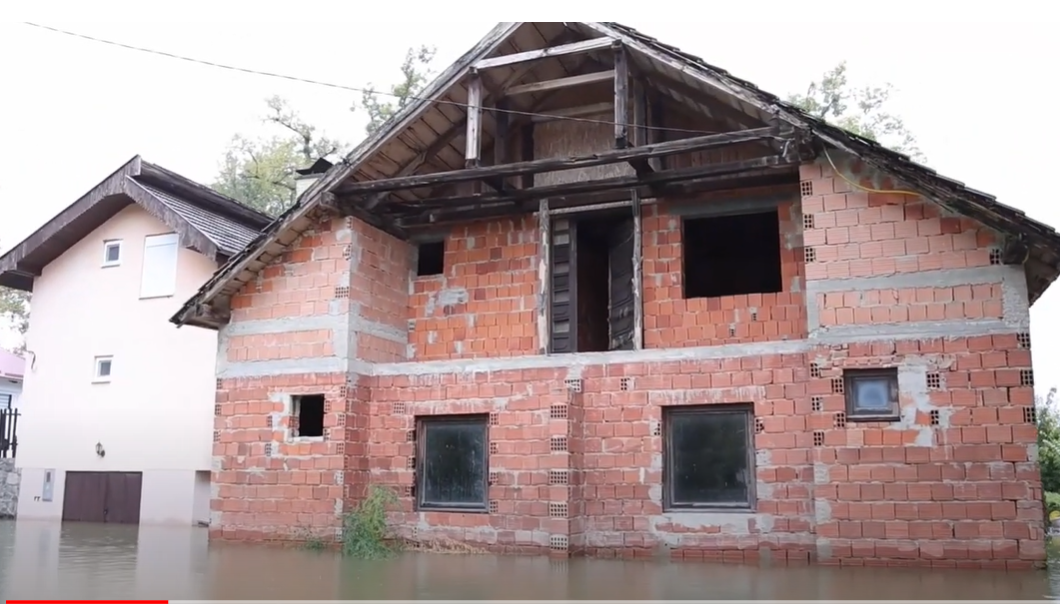 Pogledajte prizore iz poplavljenog vikend naselja: Vrh vodenog vala prolazi kroz Batinu