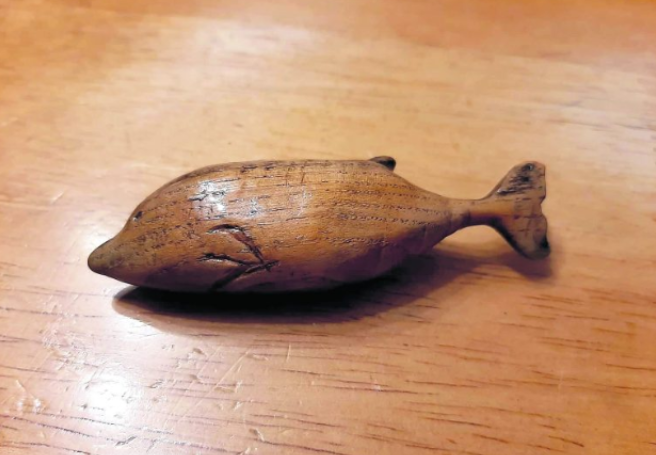 IGOR KAČIĆ Ovo je pronađeno u džepu najmlađe žrtve Ovčare. Priča o drvenom dupinu je prebolna.