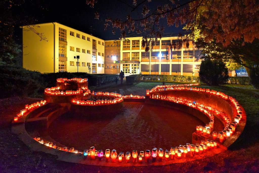 I u mom Đurđevcu Vukovar svijetli: učenici, građani i branitelji zapalili svijeće u parku pored škole