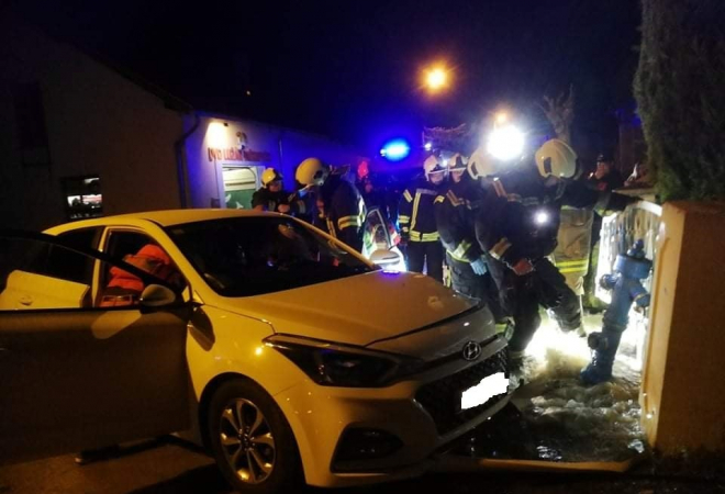 (FOTO) BIZARNA NESREĆA: Djevojka se usred noći zabila u hidrant! Voda nekontrolirano sukljala i poplavila cijelu ulicu