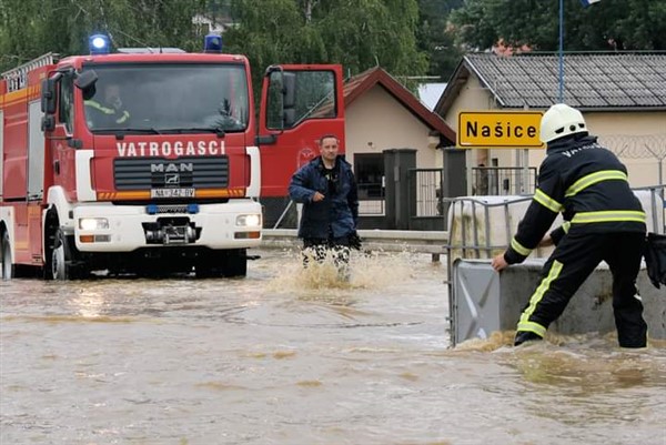 Kiša ne prestaje, voda prijeti – vatrogasci spašavaju domove